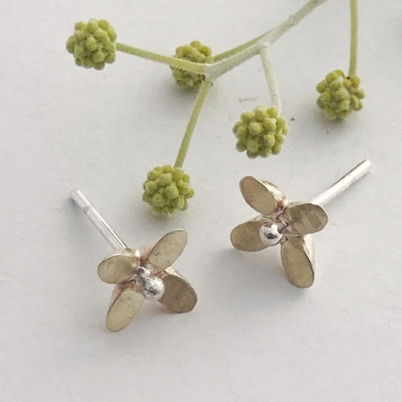 Yellow gold Star flower with silver ball